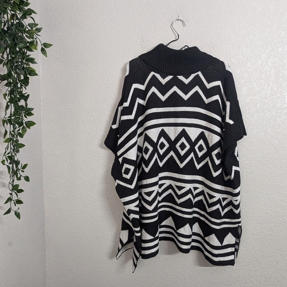 Old Navy Woman Plus Black White Geo Pattern Poncho Sweater Cowl Neck 1X-2X - Picture 3 of 9
